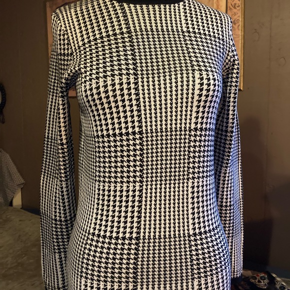 T. Tahari sweater - Picture 2 of 3